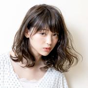 余裕たっぷりのパーマと潤いのコラボで仕上げる、ロマンティックウェーブミディ | マキア