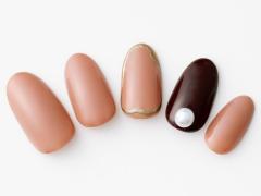 【365日ネイル】1本だけボルドーを混ぜて…深まる秋を表現したベージュネイル |