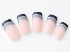 フレンチネイルデザイン【32選】｜秋デザインからシンプル・逆フレンチ、白・赤・ピンクの