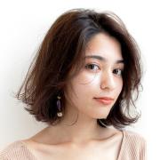 外ハネ×ふんわりバングで華やかに！ 美人仕上げのカジュアルボブ |