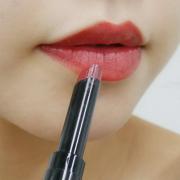 ほんの一手間でこんなに変わる！濃いめリップが似合うようになる4つの方法 - ビューティー