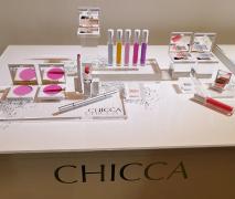 CHICCAの春色コスメで「鮮やかな色は似合わない…」という思い込みを克服！新グロスは女っ
