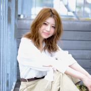 小顔効果も狙える！ ツヤのあるハイトーンミディアムで清潔感があるナチュラル美人に | マ