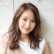 ニュアンスカールが今季の旬。ラフでもキレイにキマる上品セミロング | マキアオンライン