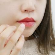 ただ塗り重ねるだけはNG！ガサガサリップメイクのきれいなお直し方法 - ビューティーガール