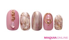 大理石とゴールドで高級感あふれる、甘さ控えめ「大人ピンク」ネイル | マキアオンライン