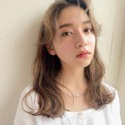 おしゃれクールなウェーブロングはハイトーンカラーと長めバングがカギ | マキアオンライ