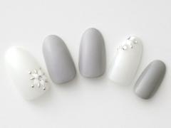 【365日ネイル】冬の空気感に寄せたグレー×ホワイトのエレガントネイル |