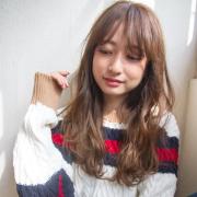 アッシュベージュ×ドライ質感の“ゆるウエーブロング”で、ナチュラルで柔らかな印象美人