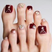 足元からホリデー気分を盛り上げる！ シックな大人のクリスマスネイル【ギ☆のセルフネイ