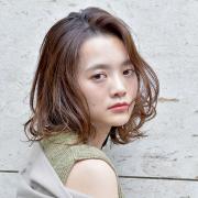 "重×軽"カールのラフな動きで魅せる、大人ミディアムボブ |