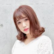 シースルーバングとピンクフラペチーノカラーの韓国風ヘアで、かわいさ最上級！ |