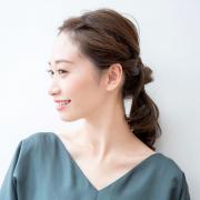 ゴムとピンだけでも地味じゃない！ ねじって作る大人の高見えアレンジ |