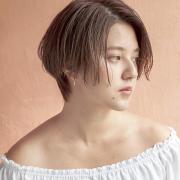 横顔までキレイに見せる、小顔仕上げの前下がりショートボブ |