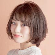 顔や首すじをほっそりと見せる、軽やかタッチのレイヤーボブ |