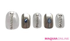 ツヤめくミラーに天然石が輝く、モードな「チェーン」ネイル |