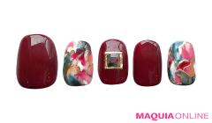 クラシックな「赤」ネイルは、カラフルコーデでギャップを狙って！ |