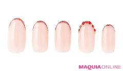 細フレンチの「大人クリスマス」ネイルで、色っぽさと上品さを手に入れて |