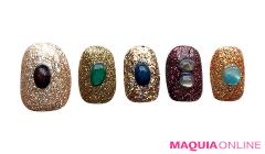 まばゆいゴールドの「グリッター」ネイルは、シンプルなストーン仕上げが正解！ |