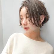 こだわりシルエットのショートボブで、横顔や首すじまで美しく！ |