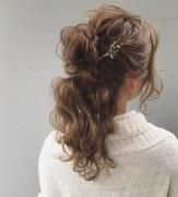 もっさりしないで洗練度UP！冬のトップス別に似合う簡単ヘアアレンジ10選 -