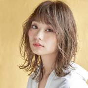 ハイレイヤーとほどけるカールで、フワッと軽いおしゃれミディに変身！ |