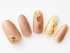 【365日ネイル】ベージュネイルをアップグレード！アクセいらずの華やぎビジューアート