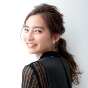 アクセなしで高見えする、シンプル可愛い低め２段ポニーテール |