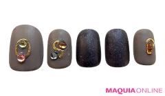 小洒落たアクセ風デザインに注目！ 「ラッキーカラーストーン」ネイル |