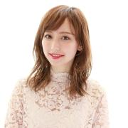 くびれのあるメリハリシルエットで、女っぽかわいいふんわりミディアム |