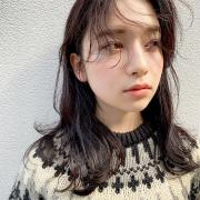 シンプルでムードたっぷり！ 長めバングのウェットセミロング |