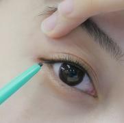 今更だけど”キワを埋める”ってどういうこと？基本のアイメイクテクをレクチャー - ビュ