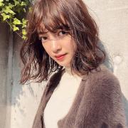 ラフウェーブと潤いカラーで仕上げる、都会ムードのカジュアルロブ |