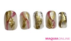 輝くゴールドに赤く揺らめく「水引ライン」が、繊細でドラマティック！ |