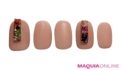 輝きを閉じ込めた、シンプルリッチな「カラフルストーン」ネイル |