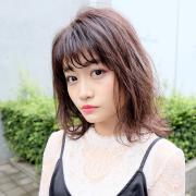 “うぶバング”の小顔効果バツグン！　グラデピンクで作る甘辛ウルフレイヤーボブ |