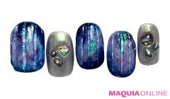 オーロラの星空とメタリックな輝きに、神秘的な宇宙を感じる「ムーン」ネイル |