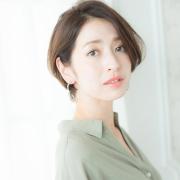 前髪長め×後頭部の丸みシルエットで、老けて見えない大人の“柔らかボブ”に！ |