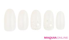 白銀の世界にダイヤモンドダストが輝く「ホワイトスノー」ネイル |