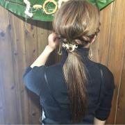 お出かけ前の5分で完成！巻かない日の“簡単ヘアアレンジ”7選 -