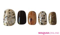 絶妙な抜け感バランス！ ゴールドと黒が織りなす大人「ホログラム」ネイル |