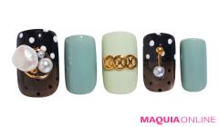 遊び心が弾けるシアーブロッキングの「大人ドット」ネイル |