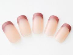 【365日ネイル】寒いときはネイルで血色感UP！先端に赤みを効かせたベージュフレンチネイル