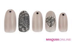 黒レースの色っぽ「大人ハート」ネイルは、スタッズで辛口に攻めて |