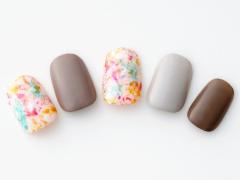 【365日ネイル】おしゃれ冬カラーの中にほんのり春を感じさせるカラフルネイル |