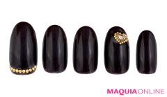 こっくりブラウンの「大人ハート」ネイルは、ぷっくりワンポイントで勝負 |