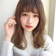 第一印象で恋を呼び込む、抜け感カラー×甘ふわカールの愛されセミディ |