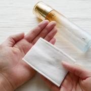 化粧水をつけるとき、手orコットンどっち？それぞれのメリットと注意点 - ビューティーガー