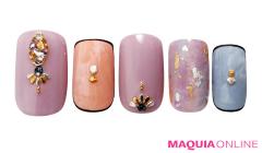 パステルと合わせた「くすみパープル」は、黒ラインでモードに遊んで |