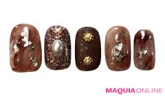 パールやラメの輝きを味方に、ブラウンで魅せる「ショコラ」ネイル |